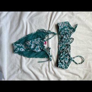 Target green daisy bikini, High cut M bottoms, L top, never worn tag attached